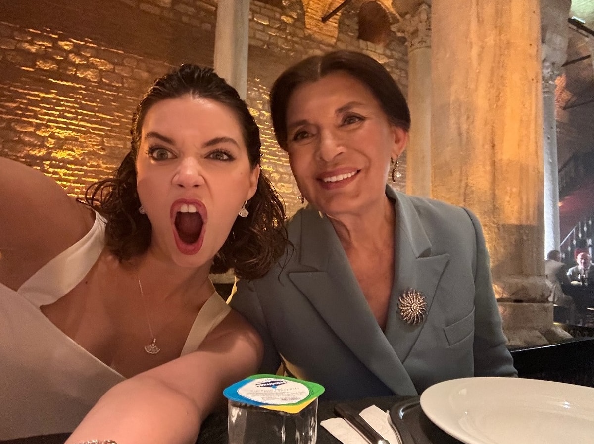 Afra Saraçoğlu'nun Şerif Sezer'le Çekilen Fotoğrafı Alay Konusu Oldu