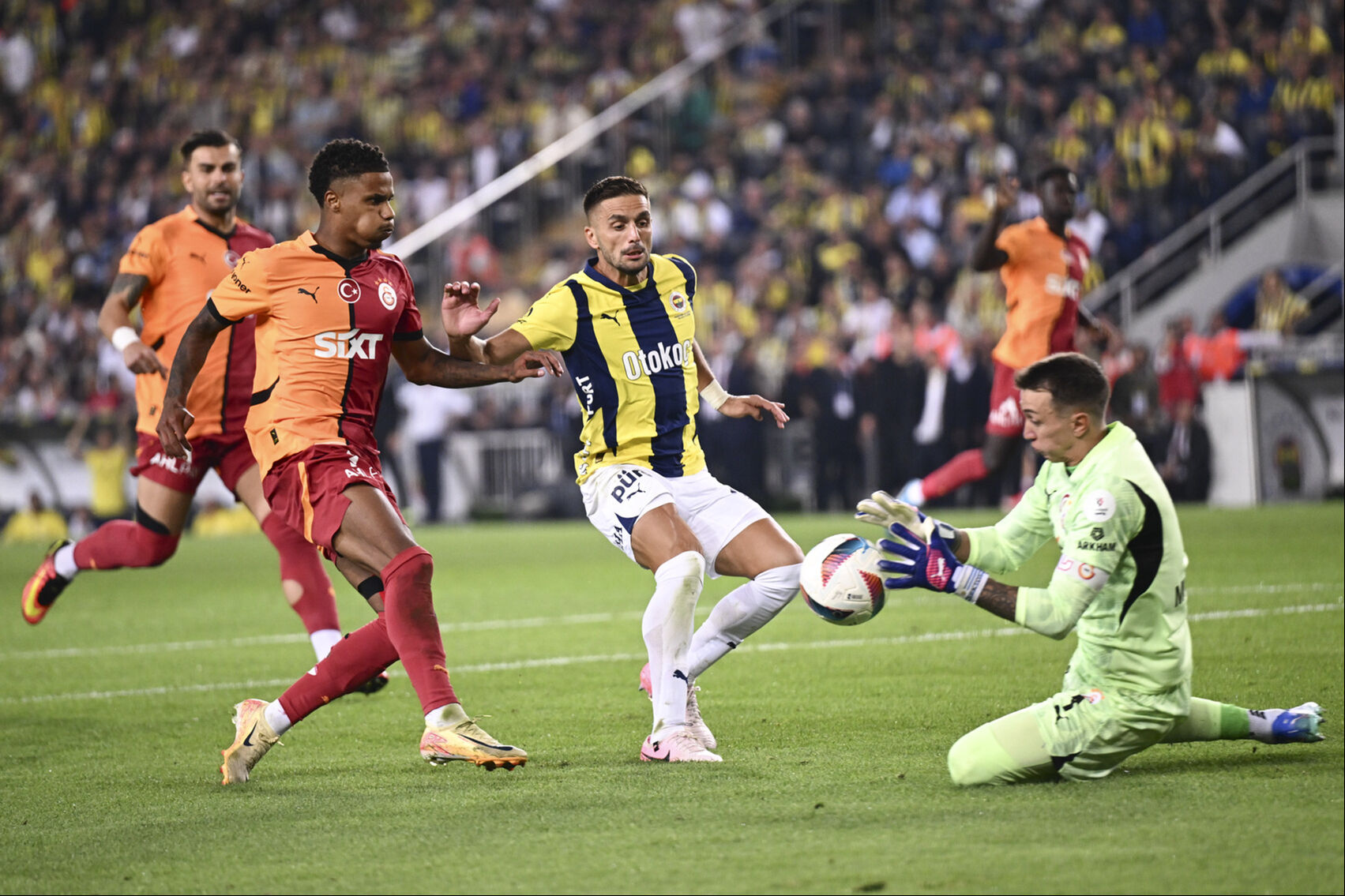 Fenerbahçe-Galatasaray Derbisi Ardından Spor Yazarlarından Olay Yorumlar! Bakın Neler Dediler?
