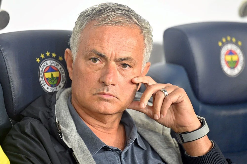 Fenerbahçe-Galatasaray Derbisi Dünya Basınında: "Osimhen, Mourinho'yu Nakavt Etti!"