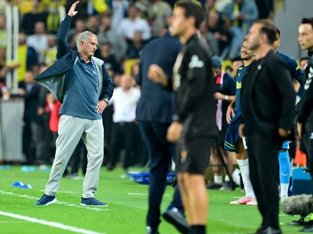 Fenerbahçe-Galatasaray Derbisi Dünya Basınında: "Osimhen, Mourinho'yu Nakavt Etti!"