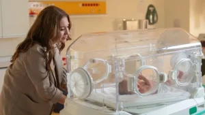  Kızılcık Şerbeti, aile bağları, aşk ve dostluk gibi temaları