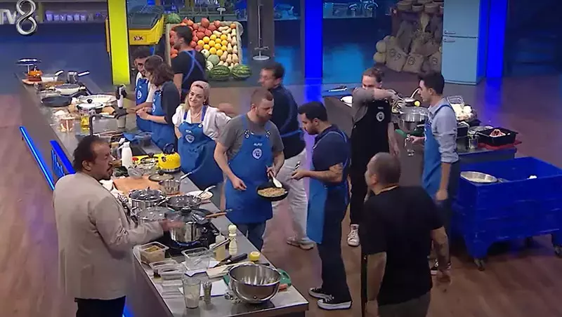 25 Eylül MasterChef Türkiye’de dokunulmazlık oyununu kazanan kırmızı takım oldu. Eleme potasına Semih ve Erim gönderildi. Rejiden gelen uyarı ile puanlamalar değişti.