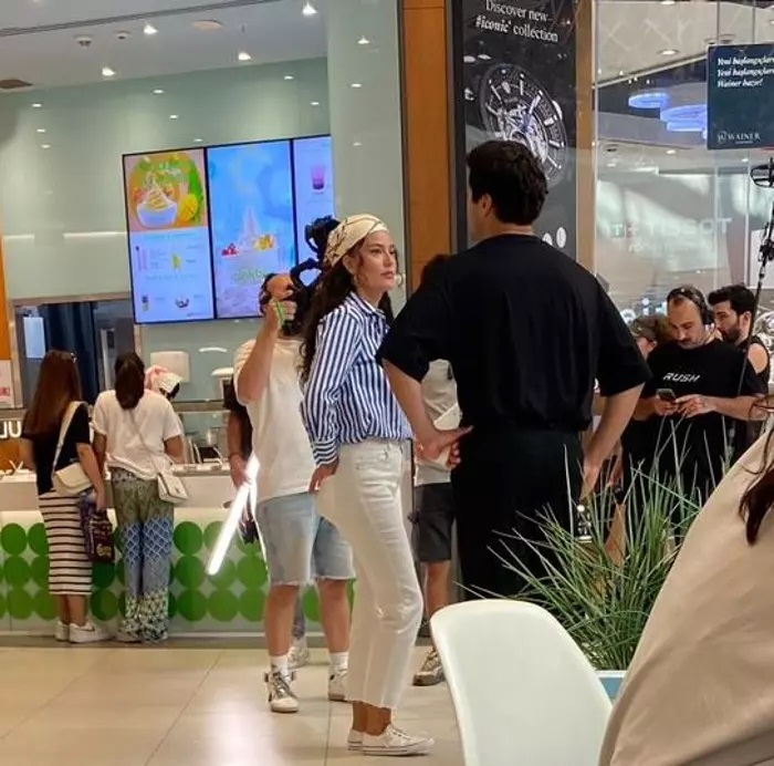 Yalı Çapkını'nın Başrolleri Afra Saraçoğlu ve Mert Ramazan Demir’in Yeni Sezon Ücretleri Dudak Uçuklattı!