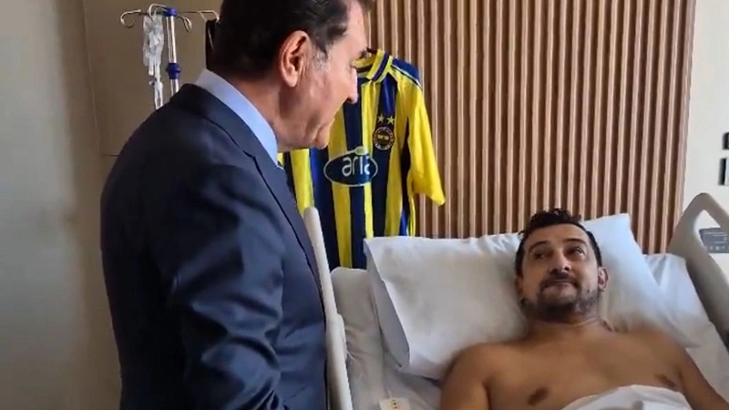 Mustafa Sarıgül, eski Fenerbahçeli futbolcu Serhat Akın’a silahlı saldırı sonrası hastanede geçmiş olsun ziyaretinde bulundu. İşte saldırı anları ve Sarıgül’ün ziyaretiyle ilgili detaylar.