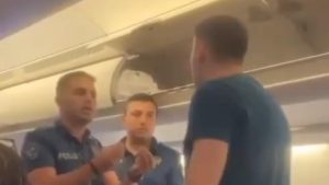 THY’nin 14 Eylül’deki İstanbul-Londra seferini yapacak uçağında kabin görevlilerine hakaretler