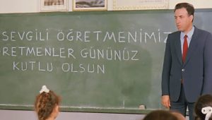 Öğretmen filmi izle! Kemal Sunal’ın unutulmaz filmlerinden biri olan Öğretmen,