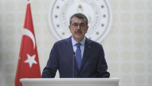 Bakan Tekin, öğretmenlere seslendiği mesajında, “Değerli meslektaşlarım, sevgili öğretmenlerim, yeni