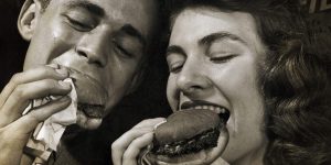   Hamburger, günümüzün en popüler yiyeceklerinden biridir ve dünya genelinde