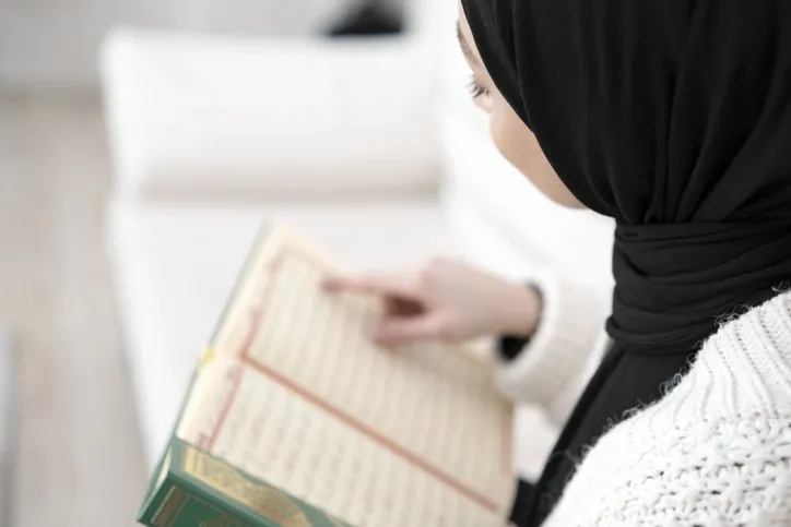 Ayetel Kürsi Türkçe Anlamı (Meali) Nedir, Günde Kaç Defa Okunmalı, Tefsiri Nedir, Yatmadan Önce Okunmalı mı, Faziletleri Nelerdir, Hangi Surede Yer Alıyor?