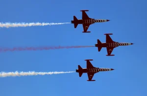 Adana’da düzenlenen TEKNOFEST’te Türk Yıldızları’nın gösterisi adeta gökyüzünü renklendirirken izleyenlerin