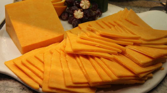 Cheddar Peyniri Hangi Sütten, Nasıl Yapılır? Cheddar Peyniri Sağlıklı mı, Hangi Ülkeye Ait, Nerede Üretilir?