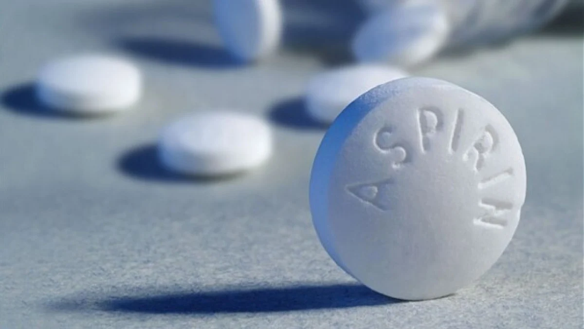 Aspirin, yaygın olarak ağrı kesici ve ateş düşürücü olarak bilinir.