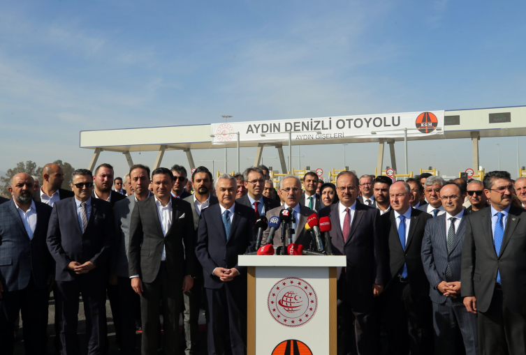 Bakan Uraloğlu, Aydın-Denizli Otoyolu’nun tamamının trafiğe açılışı dolayısıyla Aydın gişelerinde