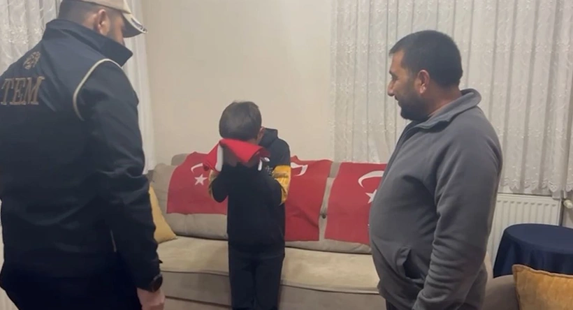 çocuk bayrak polis 2