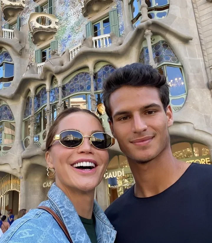 Ebru Şallı’nın Oğlu Beren 20 Yaşında! Anne-Oğul Barcelona Paylaşımı Sosyal Medyada Olay Oldu Ebru Şallı’nın Oğlu Beren 20 Yaşında! Anne-Oğul Barcelona Paylaşımı Sosyal Medyada Olay Oldu