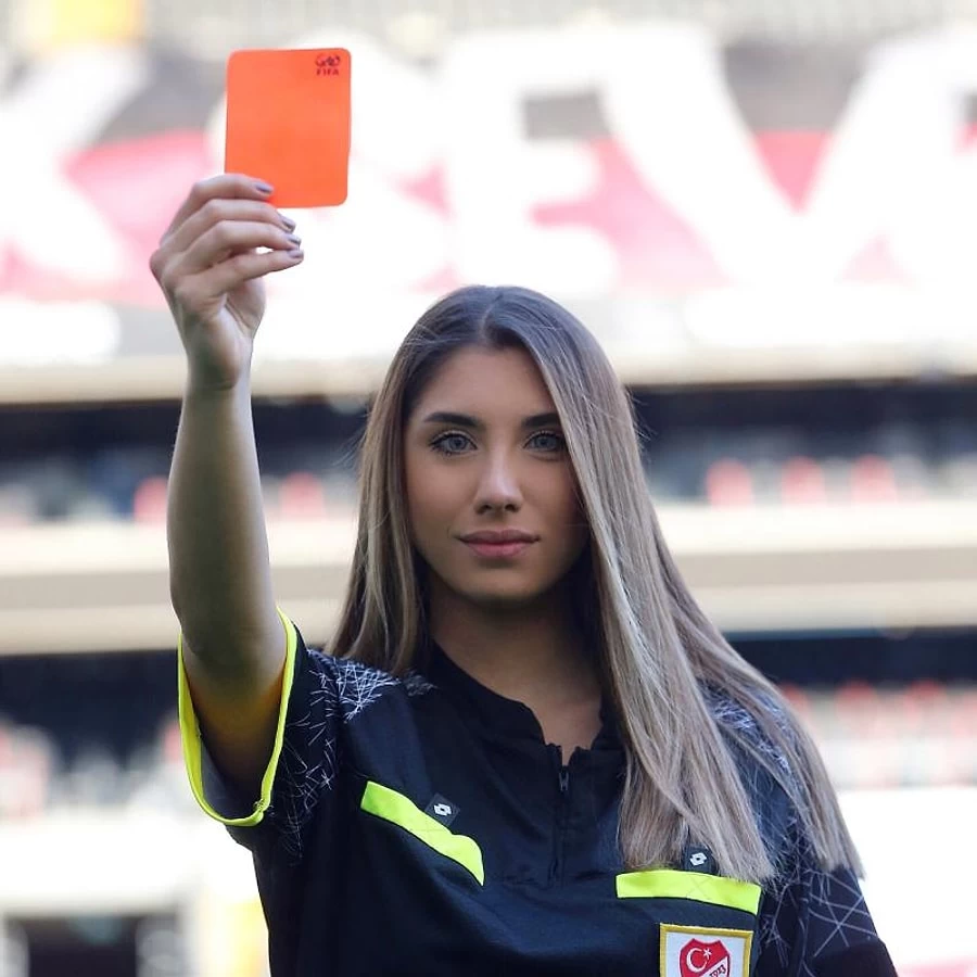 Hakem Elif Karaarslan Kaç Yaşında? Cinsel İlişki Görüntüleriyle Gündem Gelen Elif Karaarslan Kimdir, Nereli? hakem elif karaarslan cinsil ilişki olayı