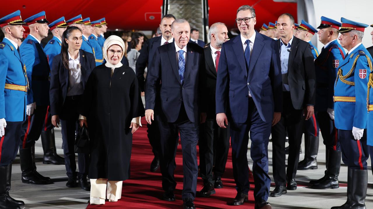 Cumhurbaşkanı Recep Tayyip Erdoğan, Arnavutluk’taki temaslarının ardından Sırbistan’a gitti. Cumhurbaşkanı