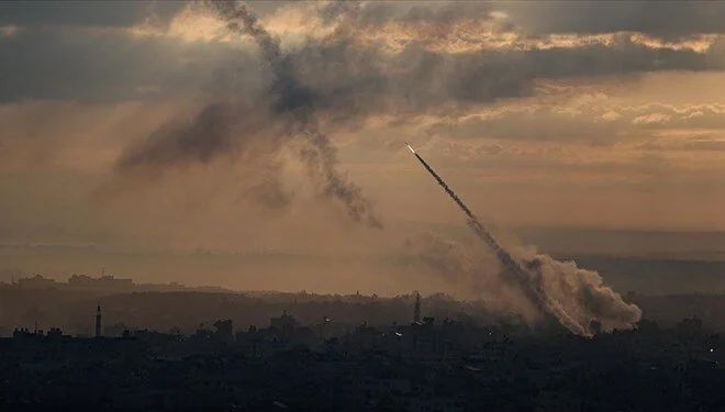 İsrail ordusu, başkent Tel Aviv’de hava saldırısı sirenlerinin duyulduğunu açıkladı.