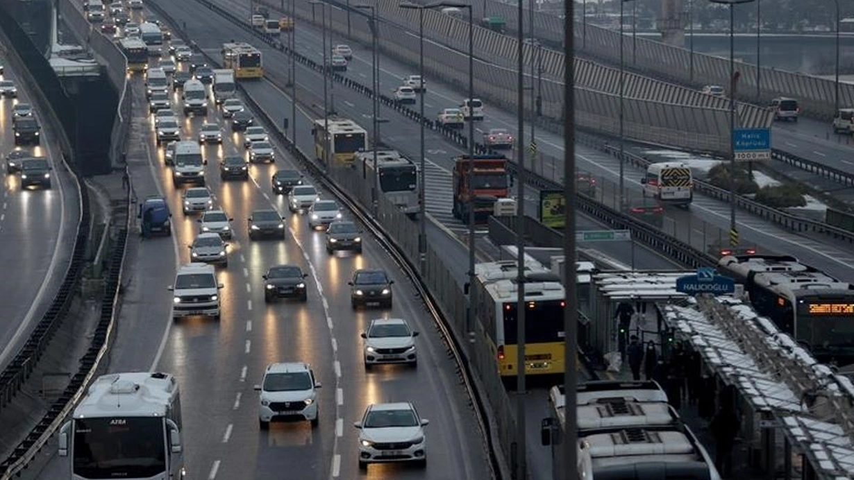 Sabahın erken saatlerinden itibaren trafiğe çıkan sürücüler, sağanak yağışın da