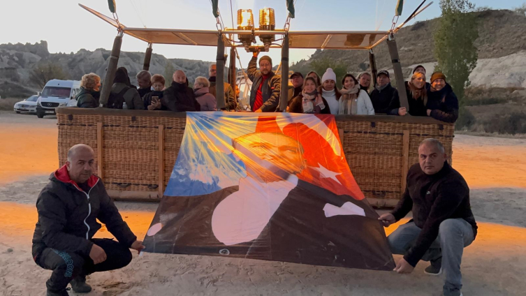 Turistlerin bölgenin doğal güzelliklerini gökyüzünden izlemesine imkan sunan sıcak hava