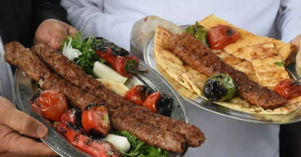   Türkiye’nin zengin mutfak kültürü içinde Adana ve Urfa kebapları,