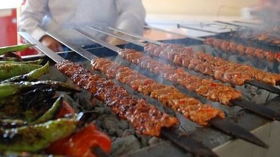 Urfa Kebap Kimin? Urfa Kebap Acılı mı Acısız mı? Adana ve Urfa Kebap Arasındaki Farklar Nelerdir?