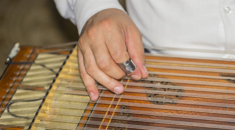 İslam'da müzik ve enstrüman çalmak caiz mi yoksa haram mı? Bu yazıda, farklı mezheplerin ve alimlerin görüşlerine göre müzik ve enstrüman kullanımının hükmünü detaylı bir şekilde inceliyoruz.