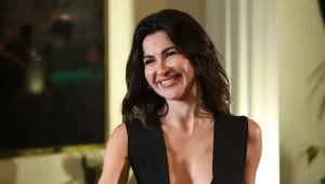 Nesrin Cavadzade Kimdir? Nesrin Cavadzade, sahne ışıklarıyla parlayan bir isim.
