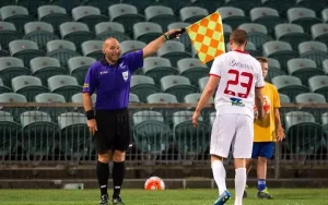 Futbolda ofsayt, hücum eden oyuncunun rakip kaleye avantajlı bir konumda
