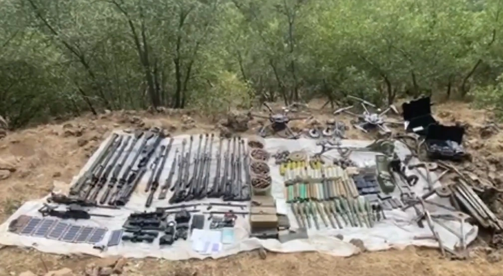 Bakanlıktan yapılan açıklamada, “Pençe-Kilit Operasyonu ile teröristlerin inlerini başlarına yıkan