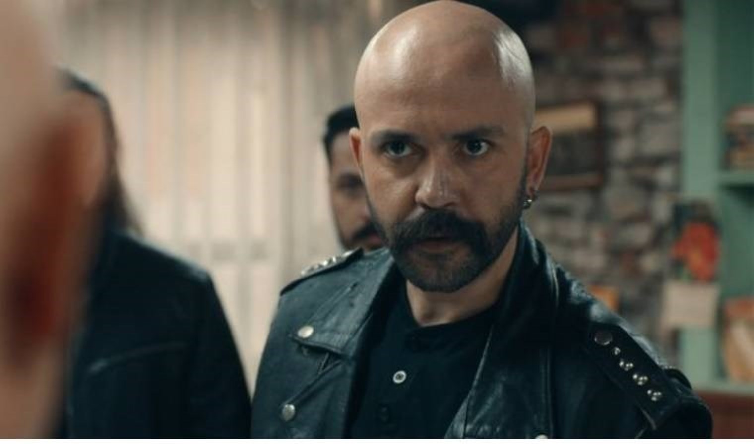 Kalpazan Tarık Kim, Gerçek Adı Ne? Sarp Akkaya Evli Mi, Kaç Yaşında, Aslen Nereli, Hangi Dizi ve Filmlerde Oynadı?