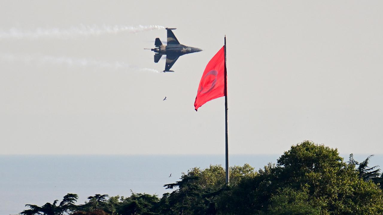 SOLOTÜRK ilk olarak bugün saat 16.00’da Maltepe Sahil Parkı üzerinde
