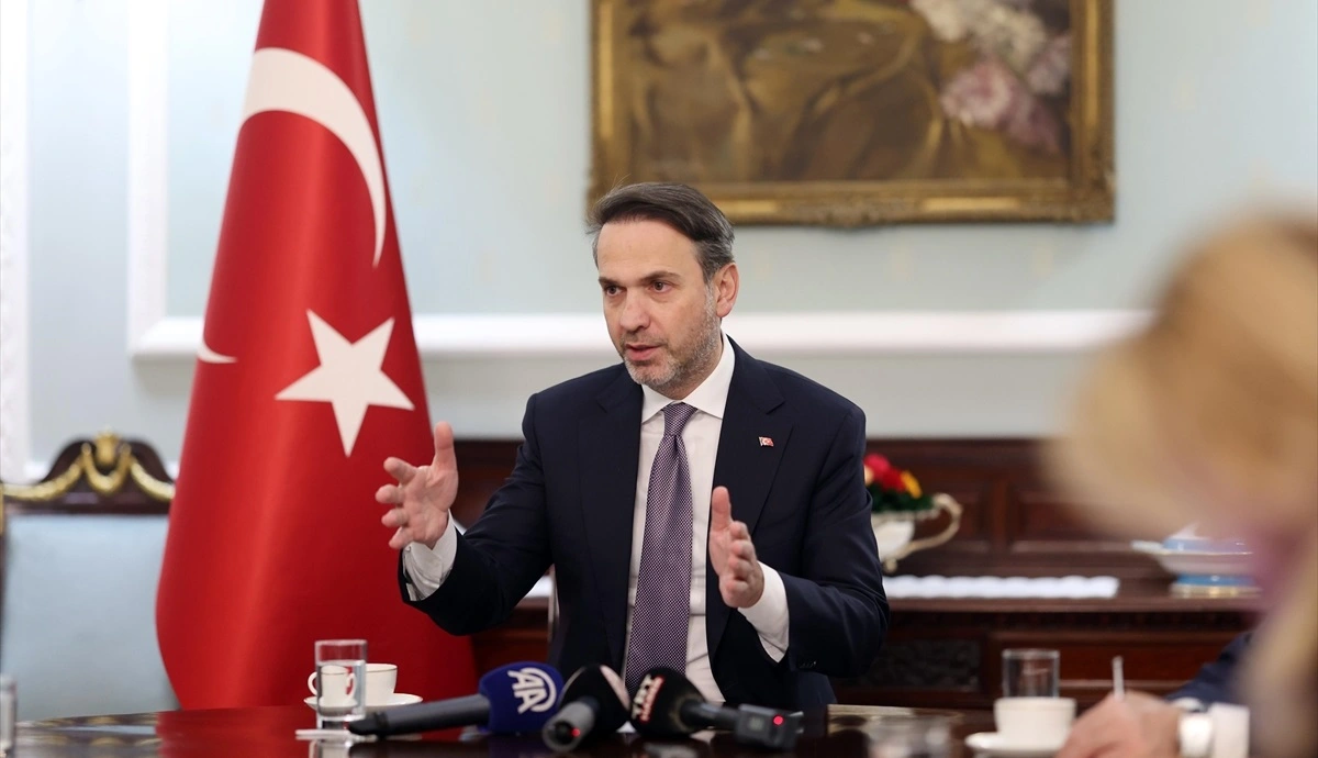 Bakan Bayraktar, biz dizi temasta bulunmak için geldiği Londra’da basın