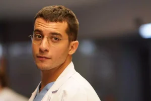   Türkücü İzzet Altınmeşe’nin oğlu olan başarılı oyuncu Fırat Altunmeşe,