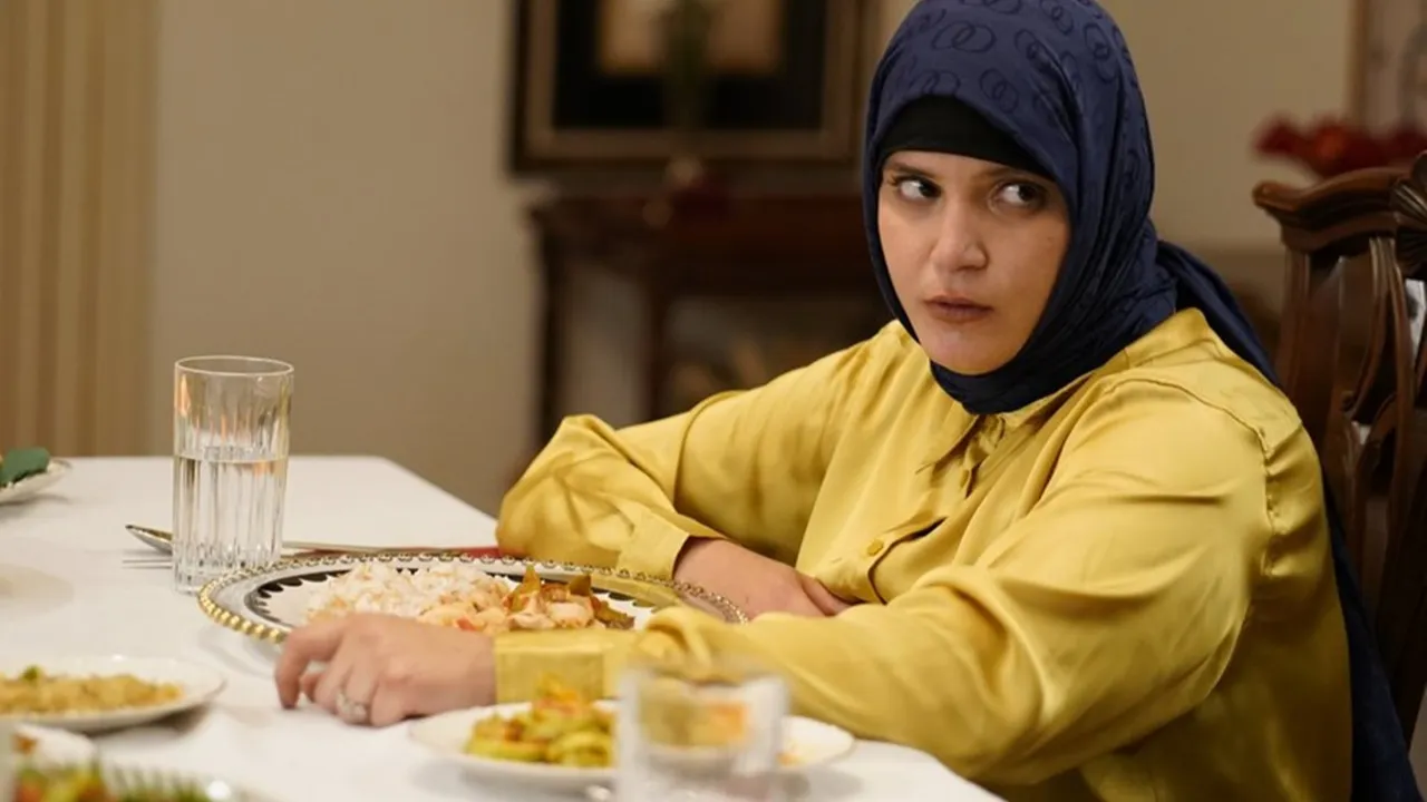 Kızılcık Şerbeti Dizisinin Nilay’ı Feyza Civelek Kim, Gerçek Hayatta da Kilolu mu, Annesi Senarist mi, Aslen Nereli, Hangi Dizilerde Oynadı?