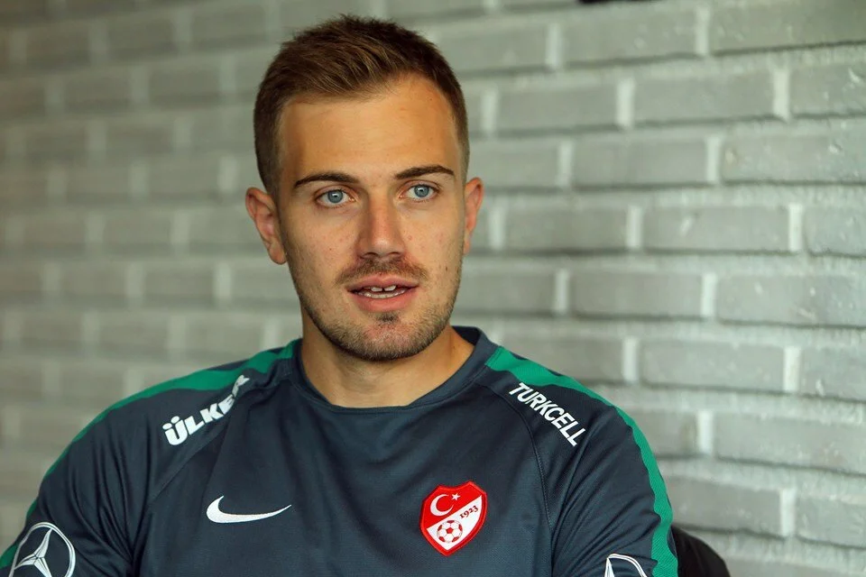     Türk futbolunun en başarılı kalecilerinden biri olan Mert Günok,