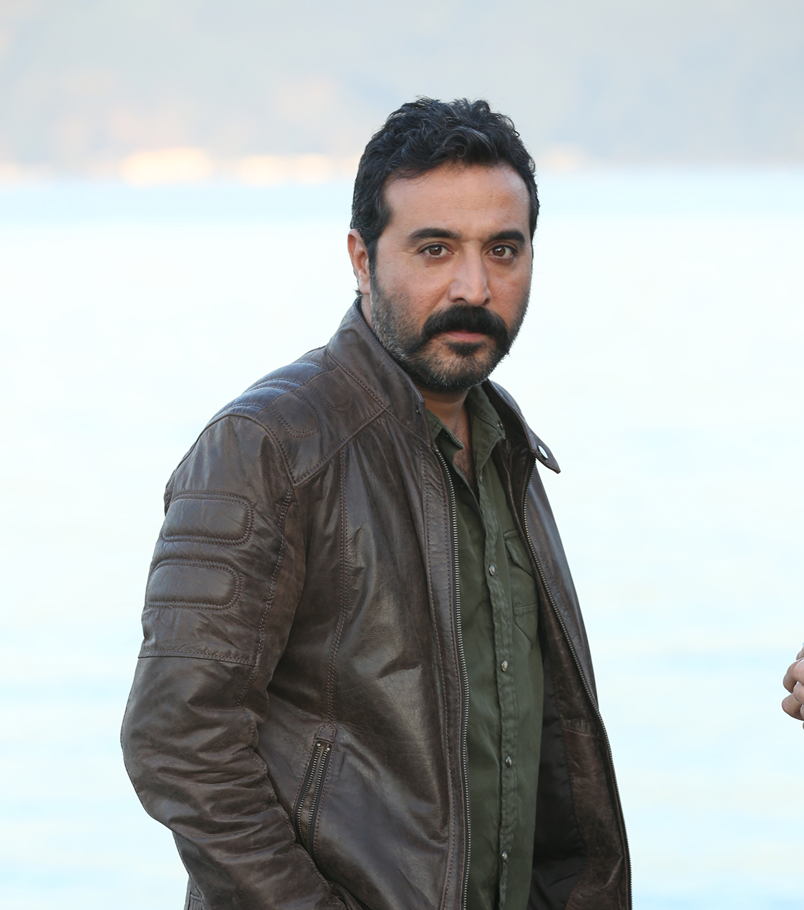 Mustafa Üstündağ Holding Dizisinde Oynanacak mı? Mustafa Üstündağ Aslen Nereli, Kürt mü, Kaç Yaşında, Evli mi, Eşi Kim, Hangi Dizi ve Filmlerde Rol Aldı?