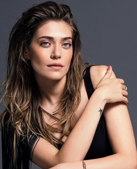 Öznur Serçeler Holding Dizisinde mi Oynuyor? Öznur Serçeler Evli mi, Eşi Kim, Çocuğu Var mı, Kaç Yaşında, Kayseri'nin Neresinden, Hangi Dizi ve Filmlerde Oynadı?