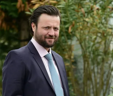 Holding Azad Kim, Gerçek Adı Ne? Sadi Celil Cengiz Holding Dizisindeki Rolü Nedir, Babası Kim, Kaç Yaşında, Aslen Nereli, Hangi Dizi ve Filmlerde Oynadı?