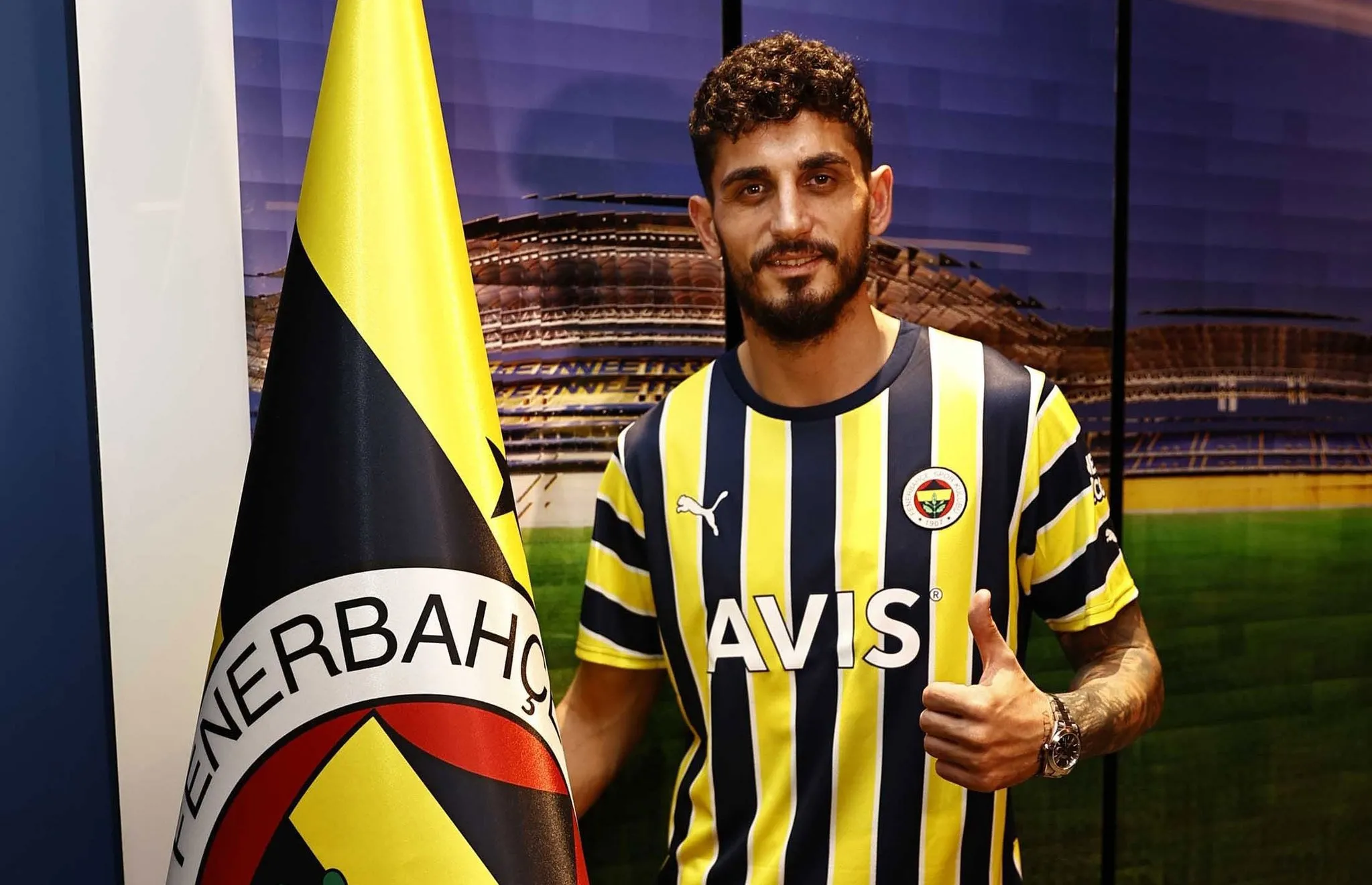 Fenerbahçe‘nin başarılı stoperi Samet Akaydın, güçlü savunma performansı ve dikkat