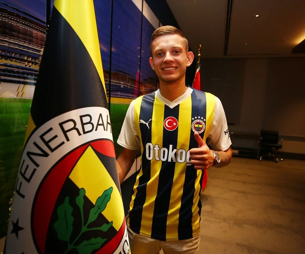 FB'li Sebastian Szymanski Biyografisi: Kaç Yaşında, Nereli, Boyu, Kilosu, Hangi Mevkide Oynuyor, Kaç Numara, Hangi Takımlarda Forma Giydi?