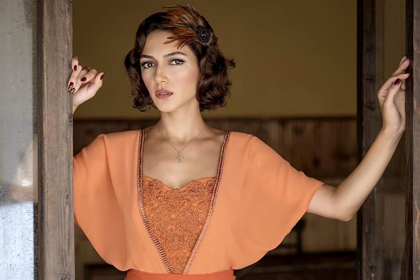 Holding Ebru Kim, Gerçek Adı Ne? Şebnem Hassanisoughi Evli mi, Boşandı mı, Eşi Kim, Kaç Yaşında, Boyu Kaç, Hangi TV Dizilerinde Oynadı?