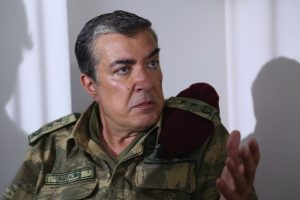 Türkiye’nin usta oyuncularından Serhat Nalbantoğlu, uzun yıllara yayılan tiyatro ve