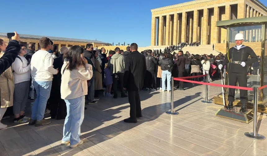 Anıtkabir’de Ziyaretçi Akını, özellikle 10 Kasım öncesinde yoğunlaşarak Anıtkabir’in tarihine
