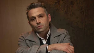 Deniz Karaoğlu kimdir? Deniz Karaoğlu, Türkiye tiyatro ve televizyon dünyasında