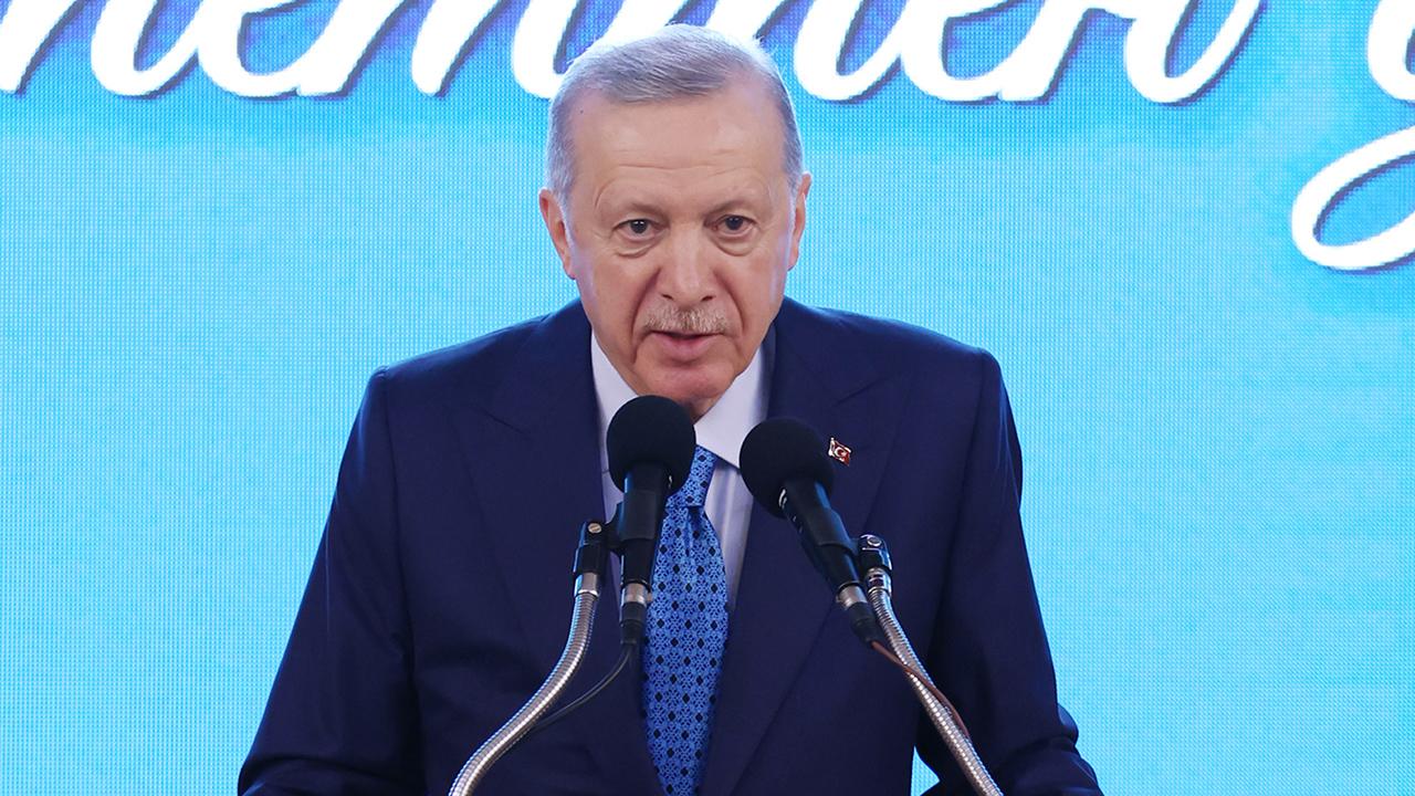 Cumhurbaşkanı Recep Tayyip Erdoğan, Kırgızistan-Türkiye Manas Üniversitesi’ni ziyaret ve toplu