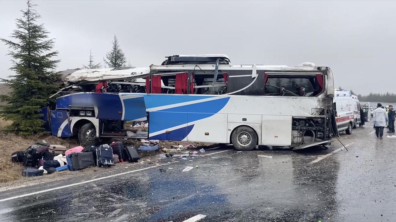 Eskişehir-Seyitgazi kara yolunun Derbent mevkiinde sürücüsünün kimliği henüz öğrenilemeyen yolcu