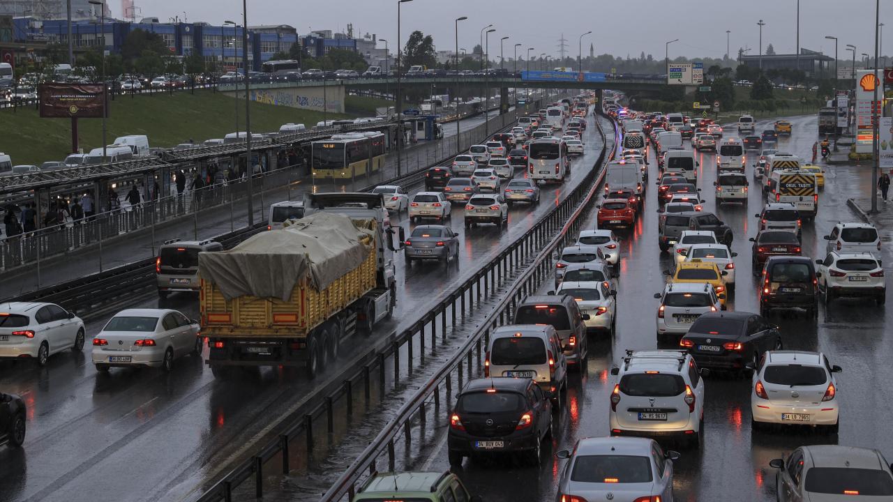 İstanbul’da etkili olan yağış ve fırtına nedeniyle ulaşımda aksamalar yaşanıyor.