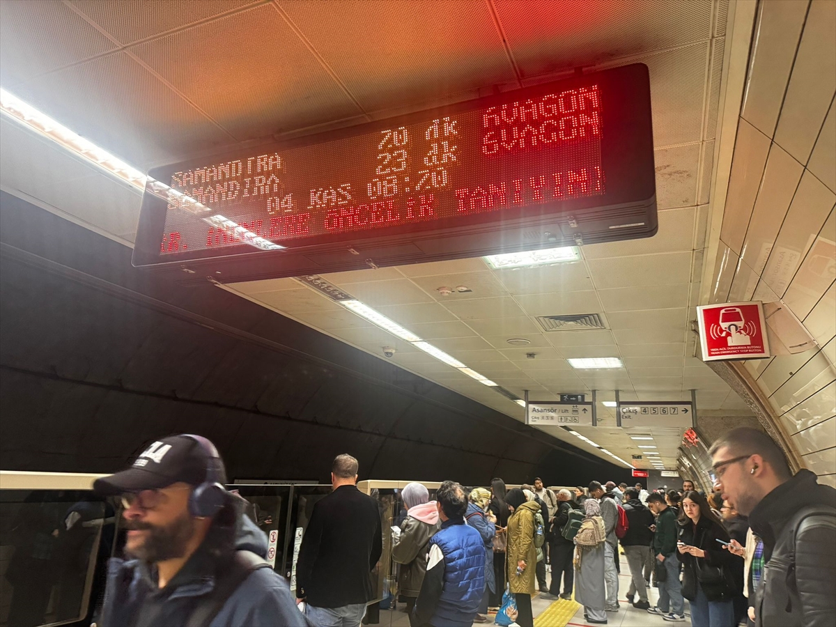 Üsküdar-Samandıra Metro Hattı’nda meydana gelen arıza nedeniyle bazı istasyonlarda yoğunluk