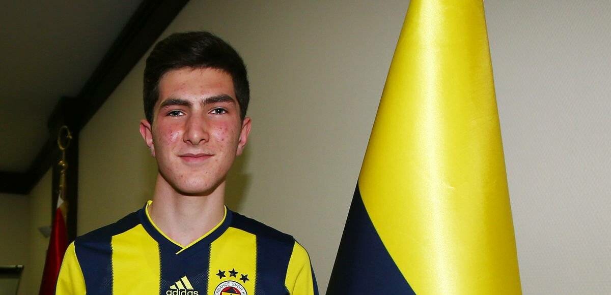 Fenerbahçe’nin genç kalecisiOsman Ertuğrul Çetin, futbolseverlerin dikkatini çeken isimlerden biri.